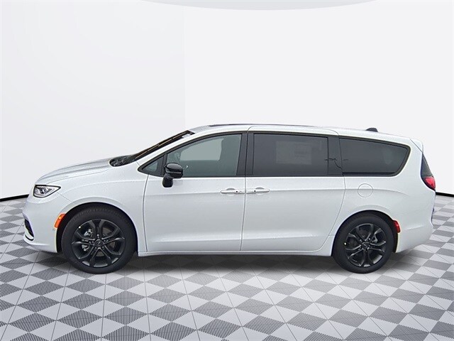 2026 Chrysler Pacifica photo 2