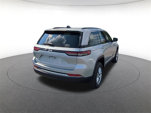 2025 Jeep Grand Cherokee Laredo photo 3