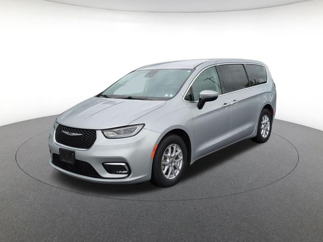 2023 Chrysler Pacifica Touring L's photo