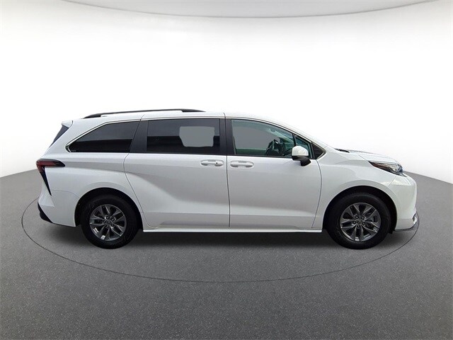 2022 Toyota Sienna LE photo 4