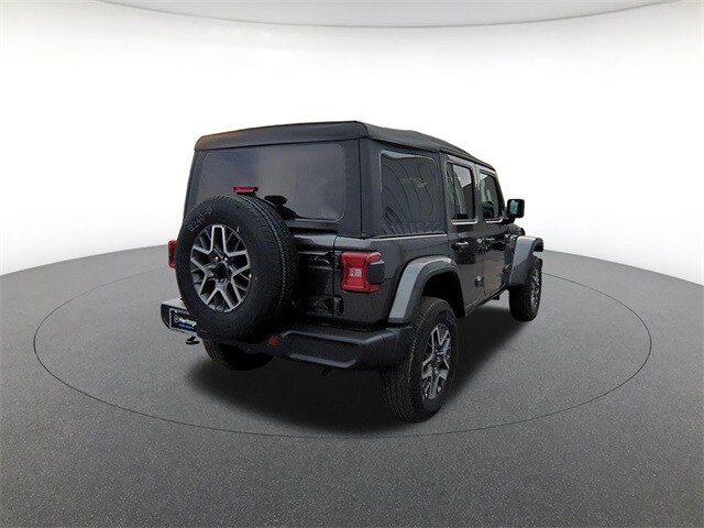 2025 Jeep Wrangler Sahara photo 3
