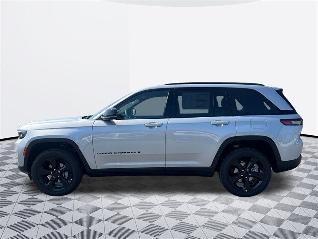 2025 Jeep Grand Cherokee Laredo photo 2