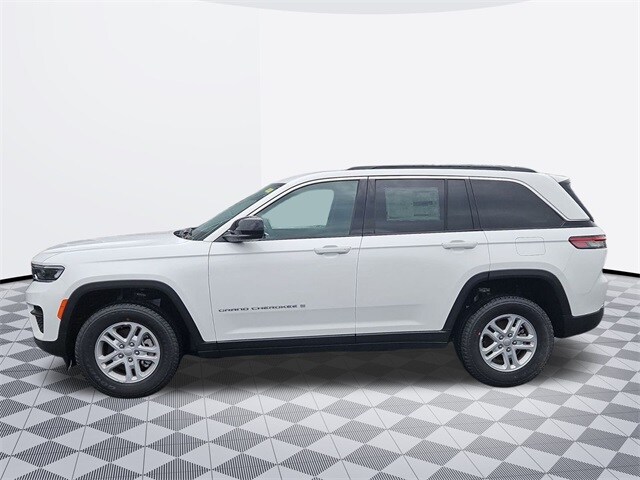2025 Jeep Grand Cherokee Laredo photo 2
