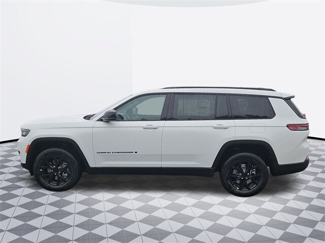 2025 Jeep Grand Cherokee Laredo Sport photo 2