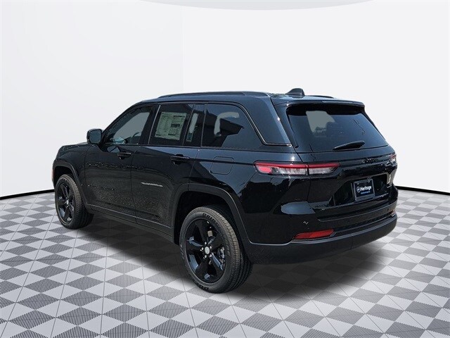 2025 Jeep Grand Cherokee Laredo Sport photo 3
