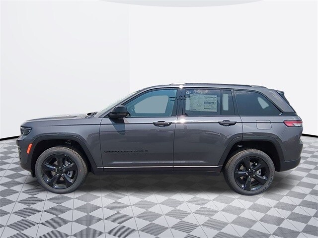 2025 Jeep Grand Cherokee Laredo Sport photo 2