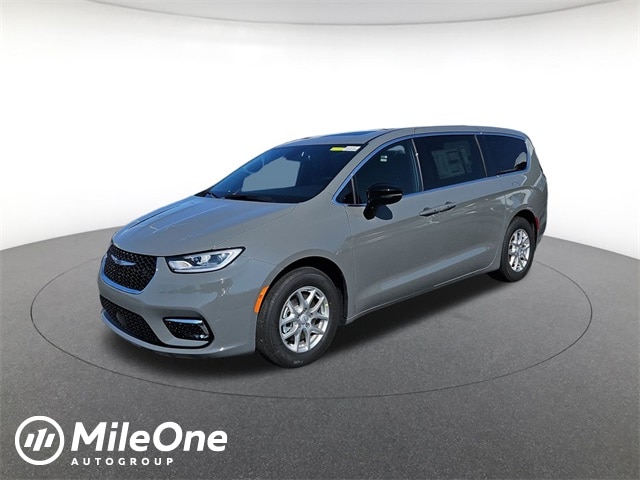 2025 Chrysler Pacifica Select's photo
