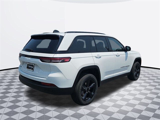 2025 Jeep Grand Cherokee Laredo Sport photo 3