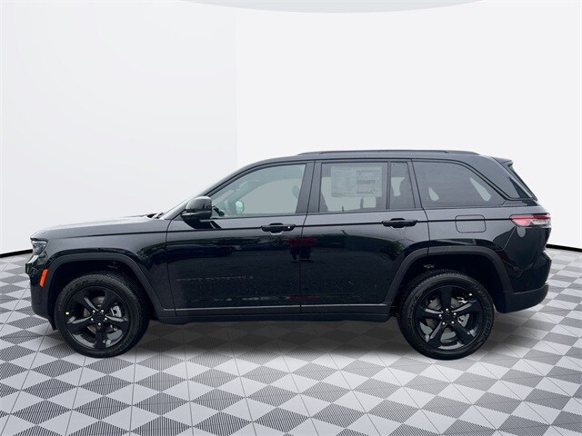 2025 Jeep Grand Cherokee Laredo photo 2