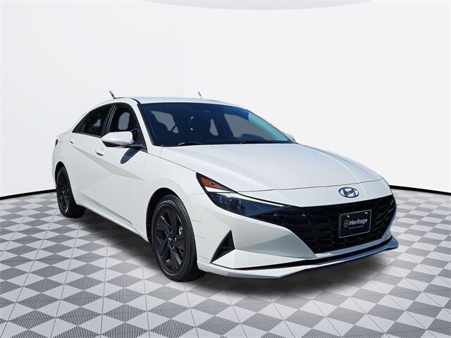 2022 Hyundai Elantra SEL photo 3