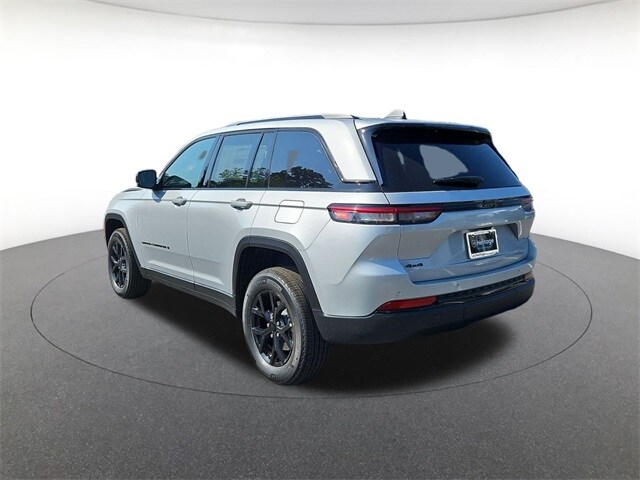 2025 Jeep Grand Cherokee Laredo photo 3