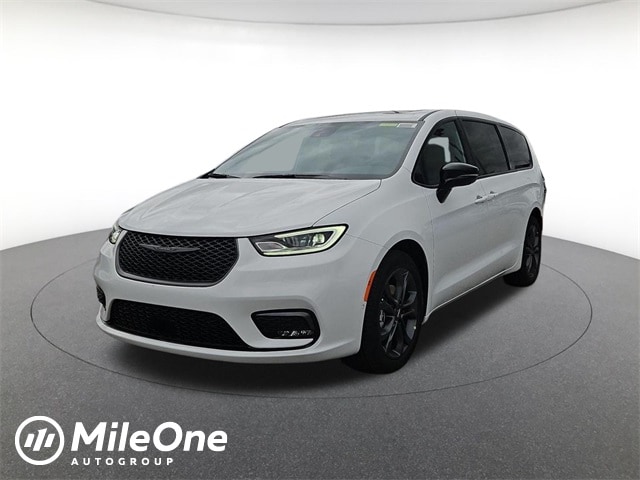 2026 Chrysler Pacifica Select's photo