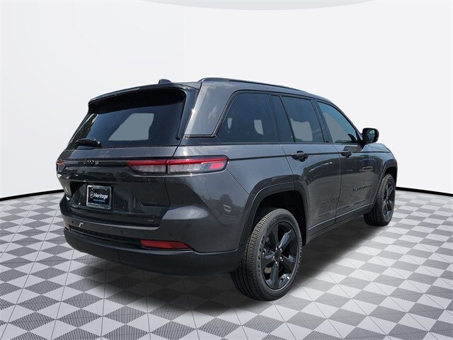 2025 Jeep Grand Cherokee Laredo photo 3