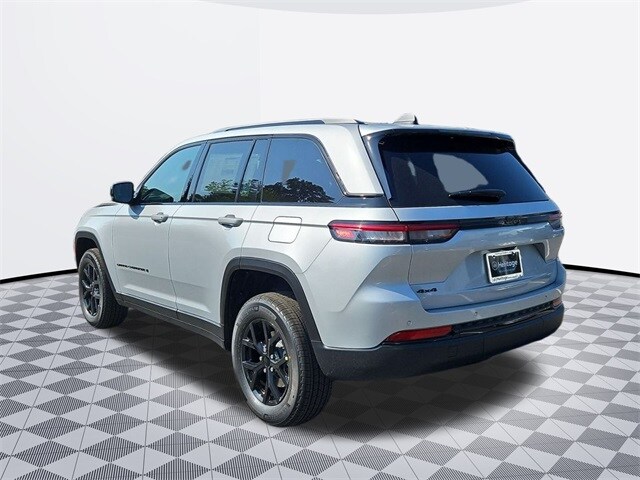 2025 Jeep Grand Cherokee Laredo photo 3