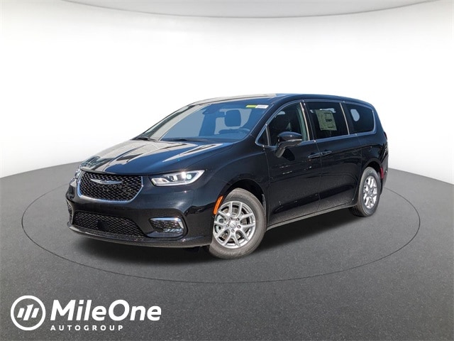 2025 Chrysler Pacifica Select's photo