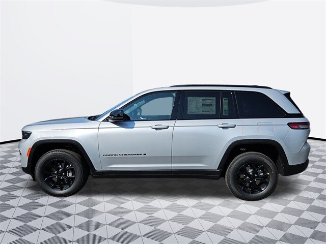 2025 Jeep Grand Cherokee Laredo photo 2
