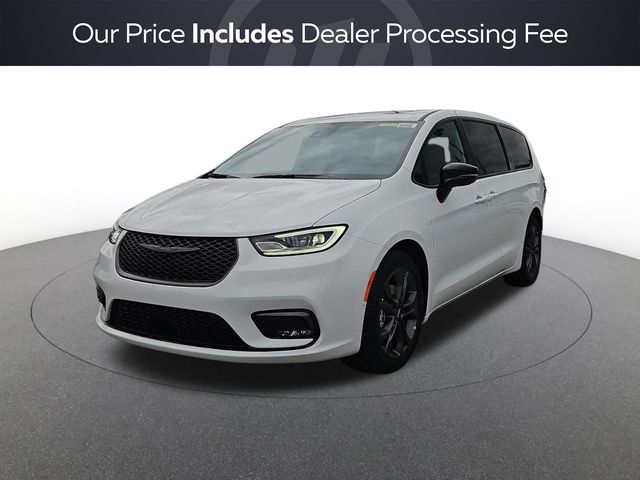 2026 Chrysler Pacifica Select's photo