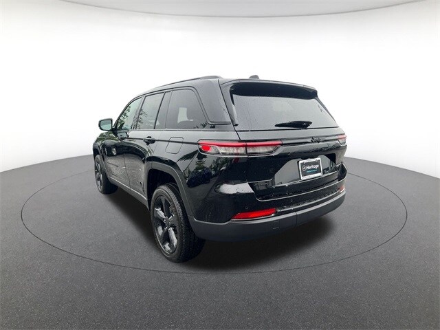 2025 Jeep Grand Cherokee Laredo photo 3