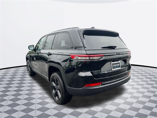 2025 Jeep Grand Cherokee Laredo photo 3