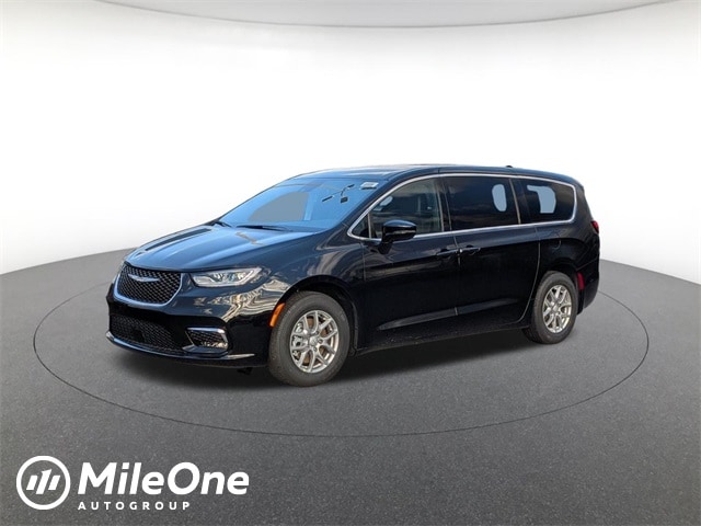 2026 Chrysler Pacifica Select's photo