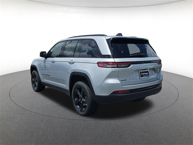 2025 Jeep Grand Cherokee Laredo Sport photo 2