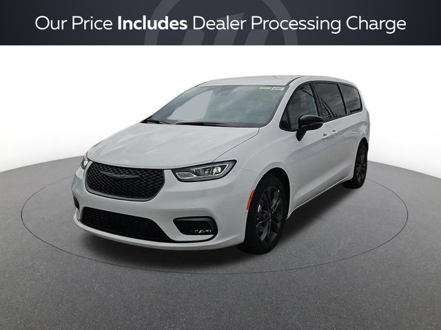 2026 Chrysler Pacifica Select's photo
