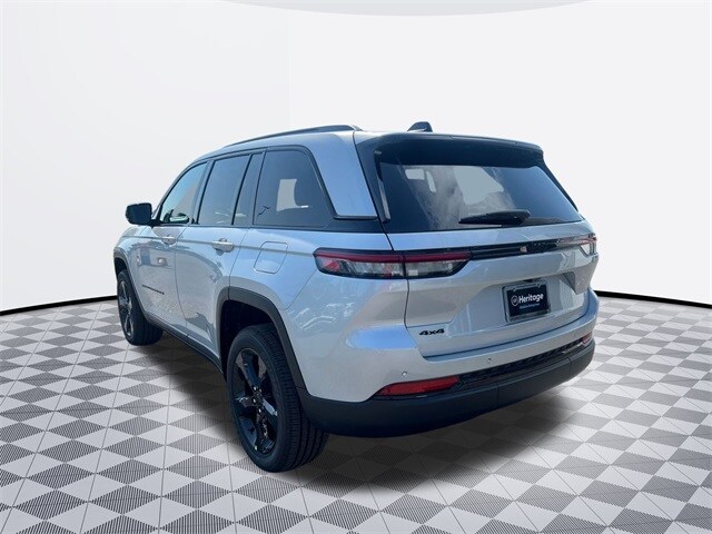 2025 Jeep Grand Cherokee Laredo photo 3