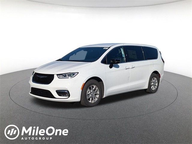 2026 Chrysler Pacifica Select's photo