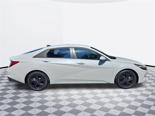 2022 Hyundai Elantra SEL photo 4