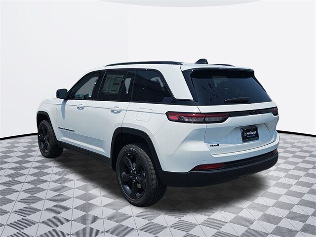 2025 Jeep Grand Cherokee Laredo Sport photo 2