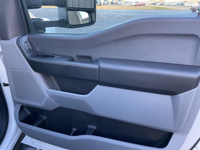 2025 Ford F-350 Super Duty Chassis Cab XL - Photo 47