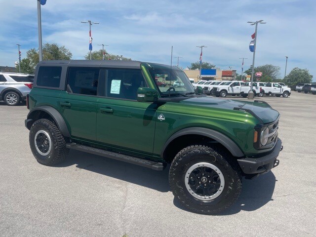2024 Ford Bronco Outer Banks photo 2