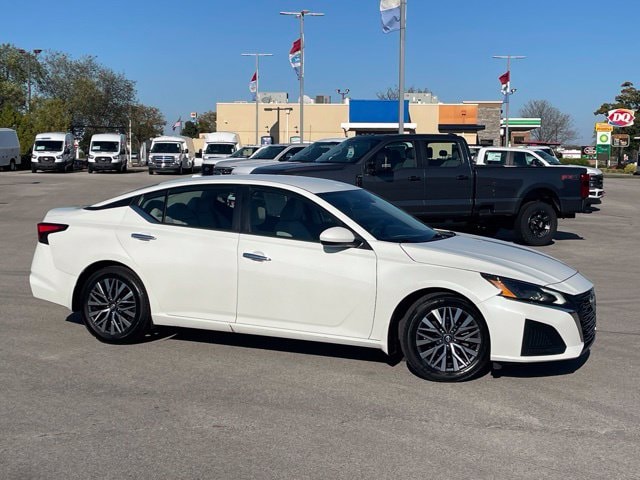Used 2023 Nissan Altima SV with VIN 1N4BL4DV6PN370367 for sale in Corydon, IN