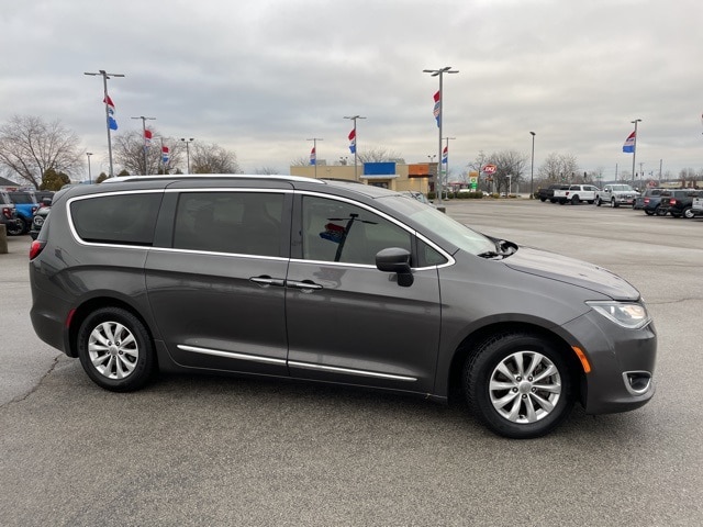 2018 Chrysler Pacifica Touring L photo 2