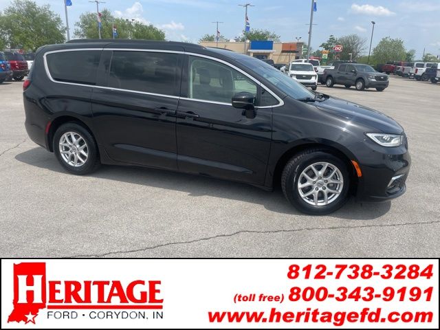 2022 Chrysler Pacifica Touring L's photo