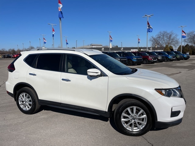 2018 Nissan Rogue SV photo 3