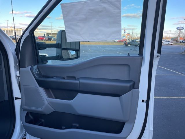 2025 Ford F-350 Super Duty Chassis Cab XL - Photo 46