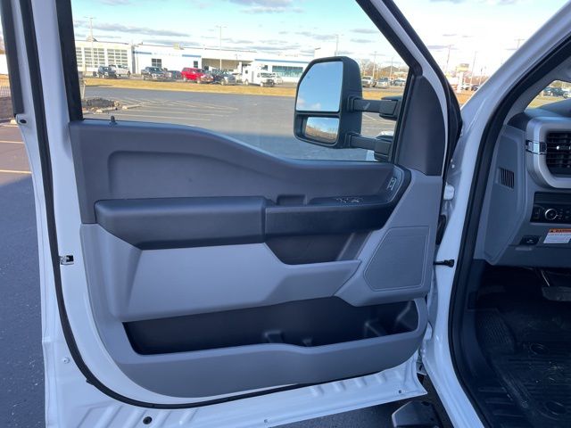 2025 Ford F-350 Super Duty Chassis Cab XL - Photo 22
