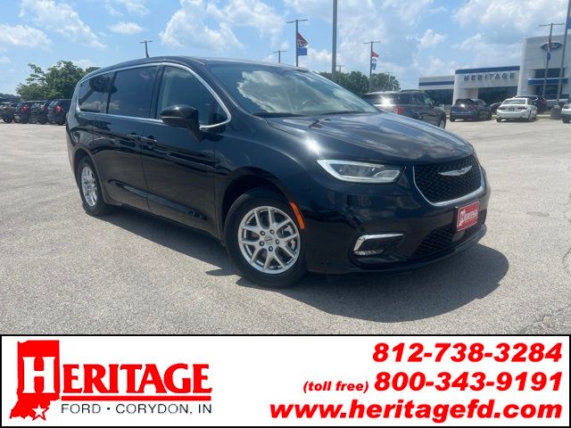 2023 Chrysler Pacifica Touring L's photo