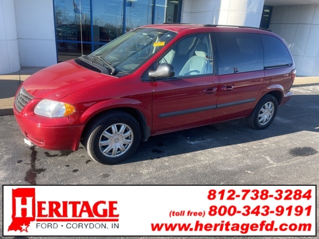 2005 Chrysler Town & Country Base's photo
