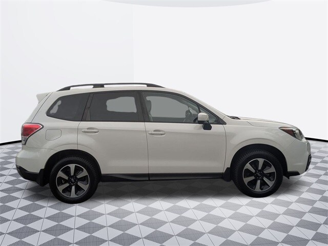 2017 Subaru Forester 2.5i Premium photo 4