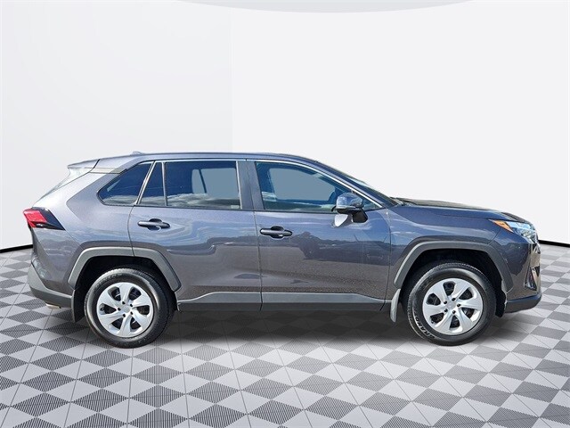 2024 Toyota RAV4 LE photo 4