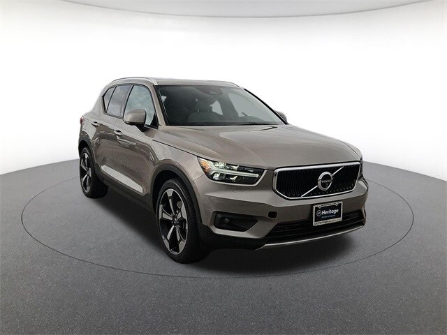 2022 Volvo XC40 Momentum photo 2