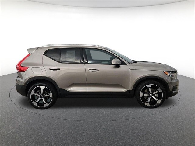 2022 Volvo XC40 Momentum photo 3