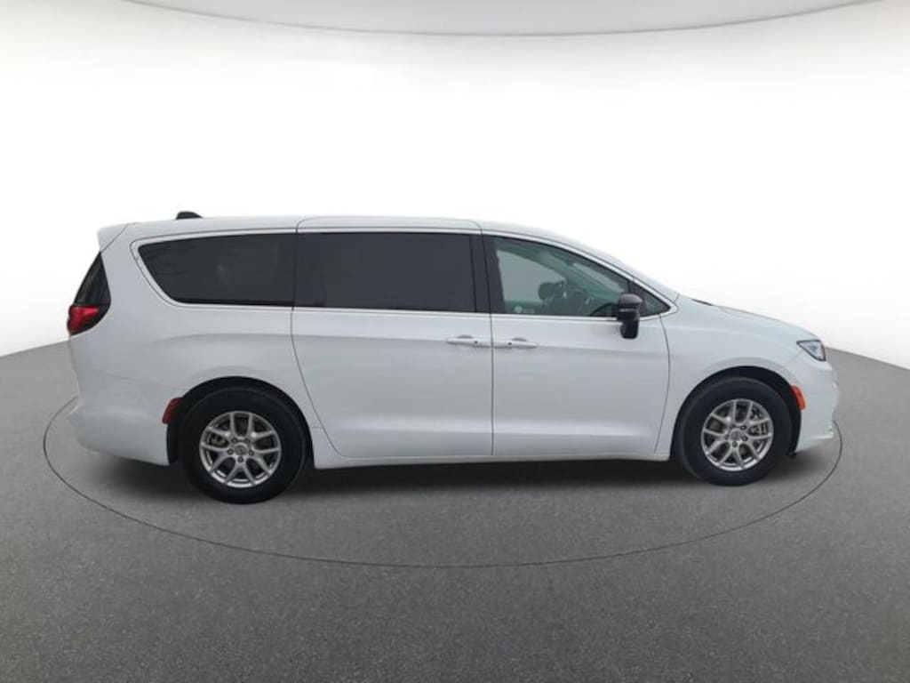 Used 2024 Chrysler Pacifica Touring L Minivan/Van