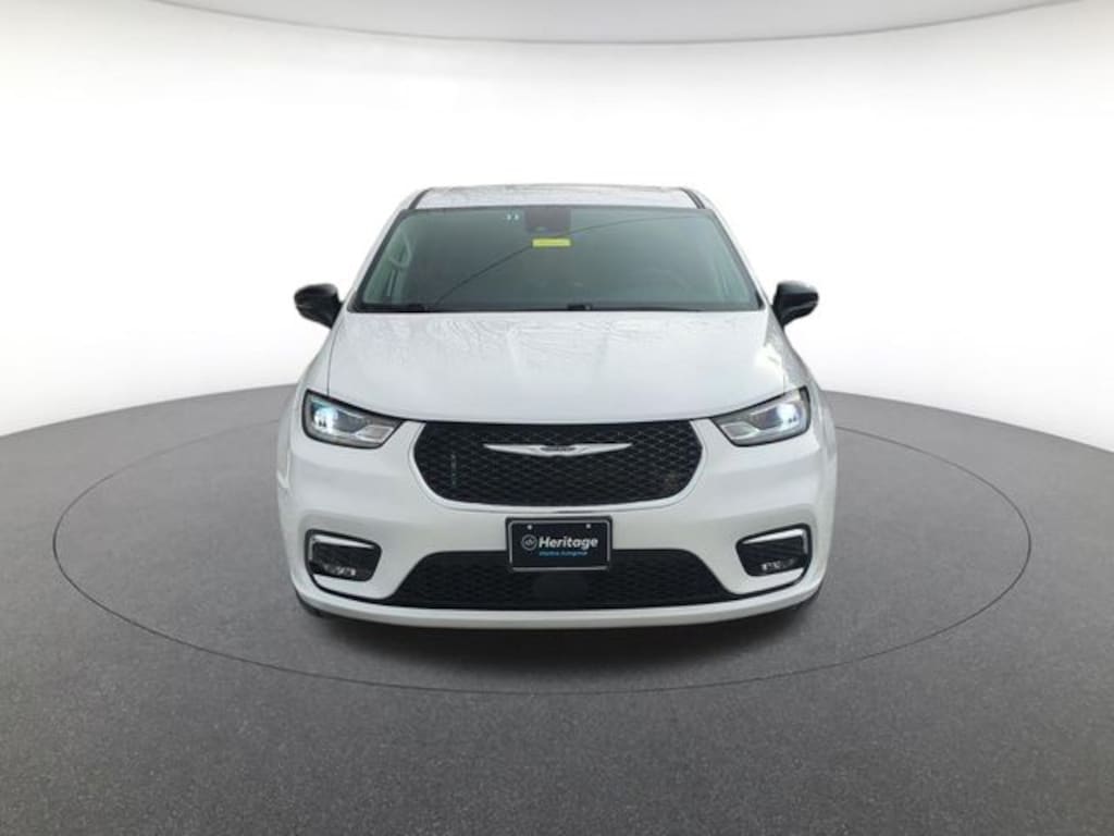 Used 2024 Chrysler Pacifica Touring L Minivan/Van