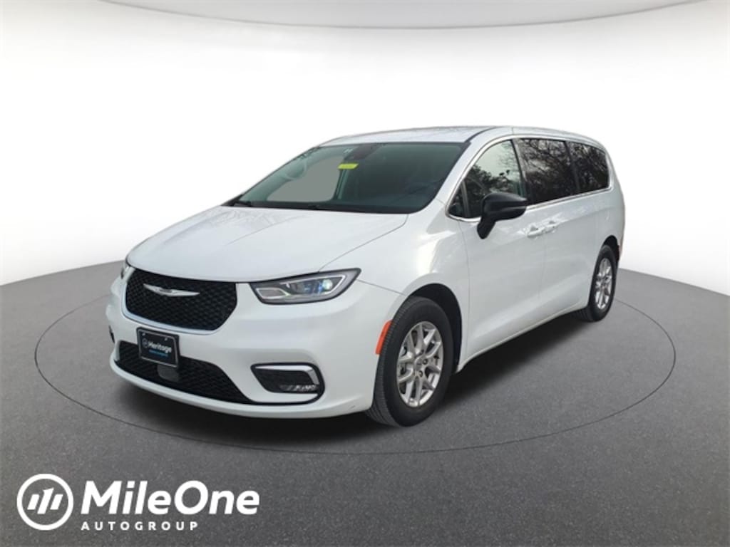 Used 2024 Chrysler Pacifica Touring L Minivan/Van