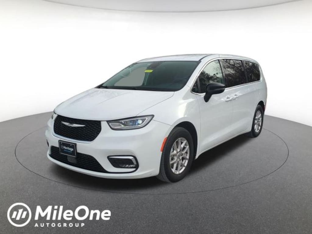 Used 2024 Chrysler Pacifica Touring L Minivan/Van