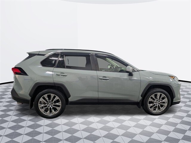 2020 Toyota RAV4 XLE Premium photo 4