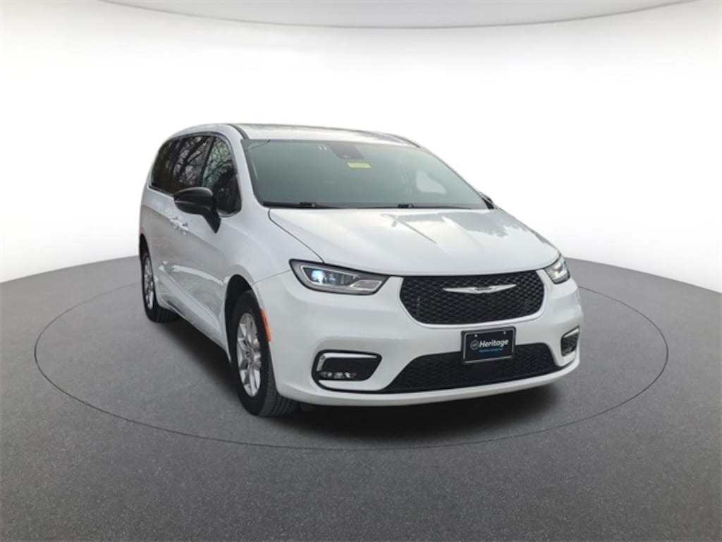 Used 2024 Chrysler Pacifica Touring L Minivan/Van